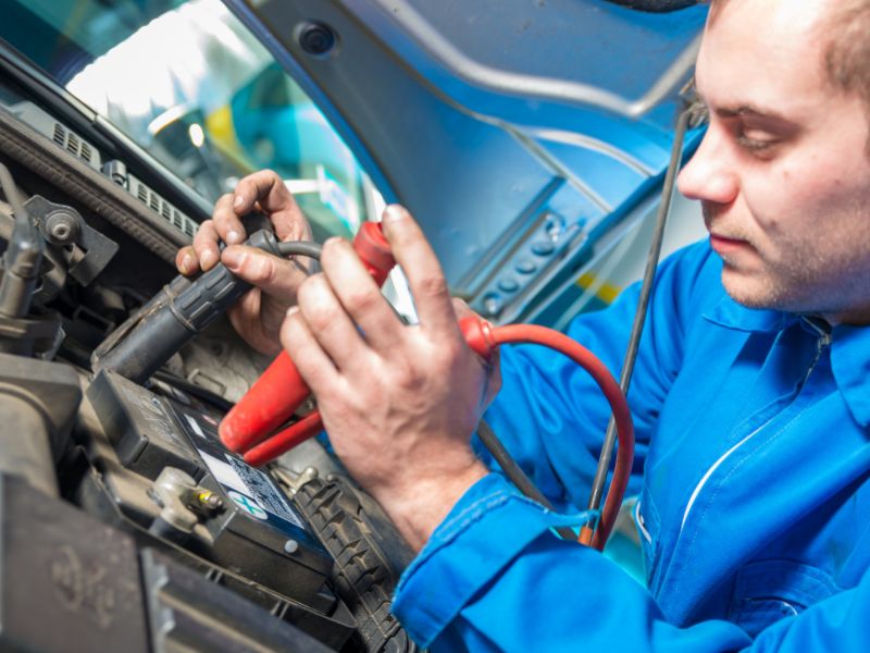 revisão do sistema elétrico do carro antes de viajar