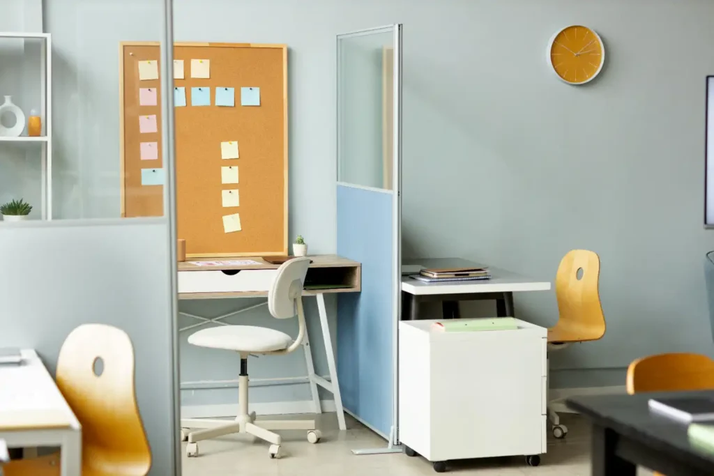 Ambiente de escritório moderno com divisórias de PVC, ideal para escritórios e home offices. Mobiliário funcional e organização eficiente.