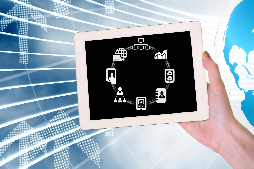 Imagem de uma mão segurando um tablet com ícones representando estratégias de omnichannel para pequenas empresas, destacando a conectividade digital e a integração de canais de comunicação.