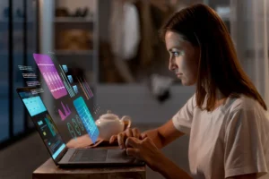 Como a Inteligência Artificial Está Transformando o Desenvolvimento De Sites e Sistemas, uma pessoa usa um notebook com telas de código, gráficos e interfaces digitais projetadas, em um ambiente doméstico.